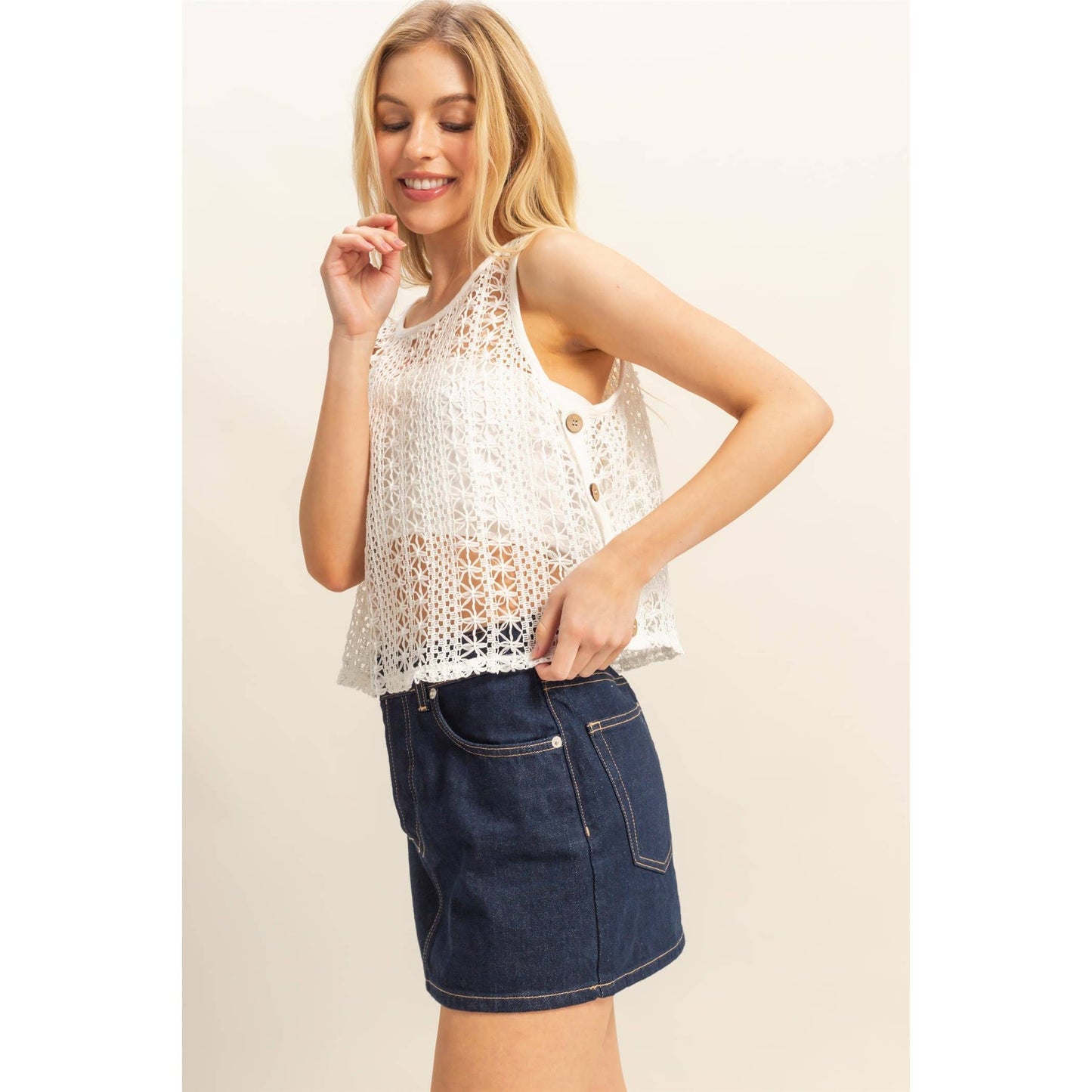 HF25C657-Sleeveless Crew Neck Crochet Top
